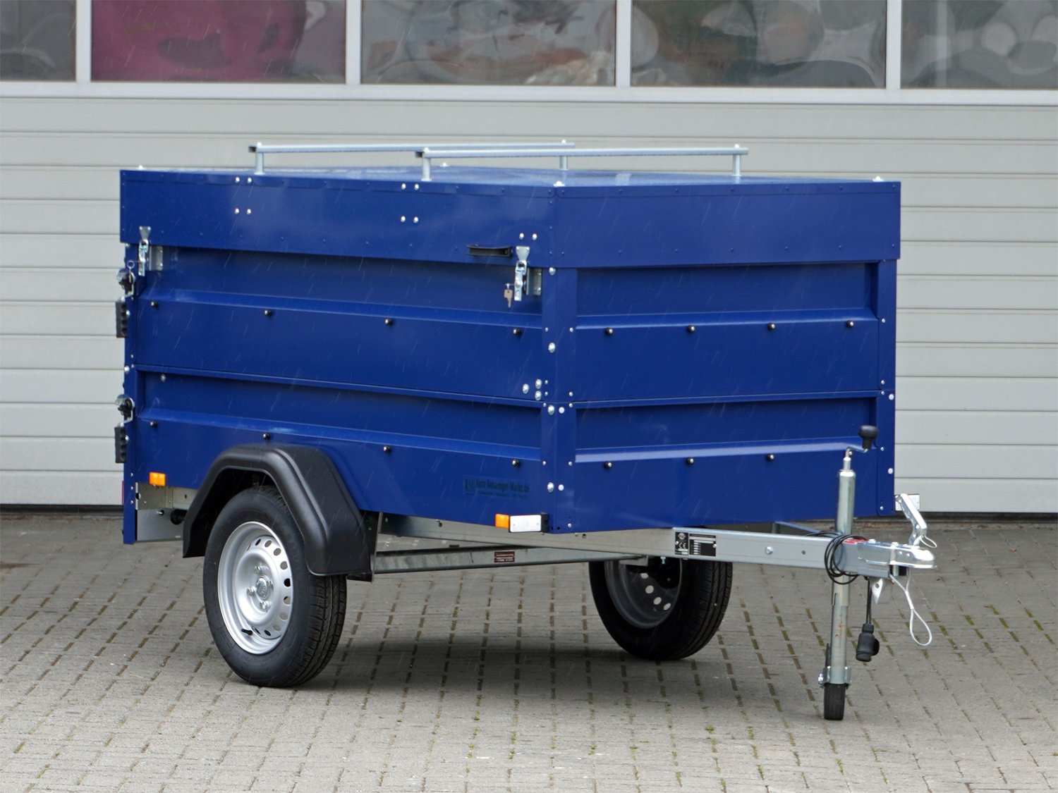 STEMA Kastenanhänger BLUE MAN 850 – BW Aufsatz+ Deckel abschließbar 100km/h – Ladefläche 201 × 108 cm – 850 kg – Einachser – Ansicht 1
