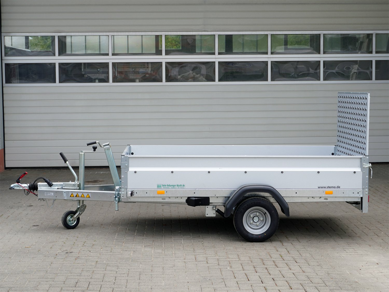 STEMA Kastenanhänger MU.T O2 15-25-15.1 – Kippmechanik über Teleskopstütze – Ladefläche 251 × 153 cm – 1500 kg – Einachser – Ansicht 4