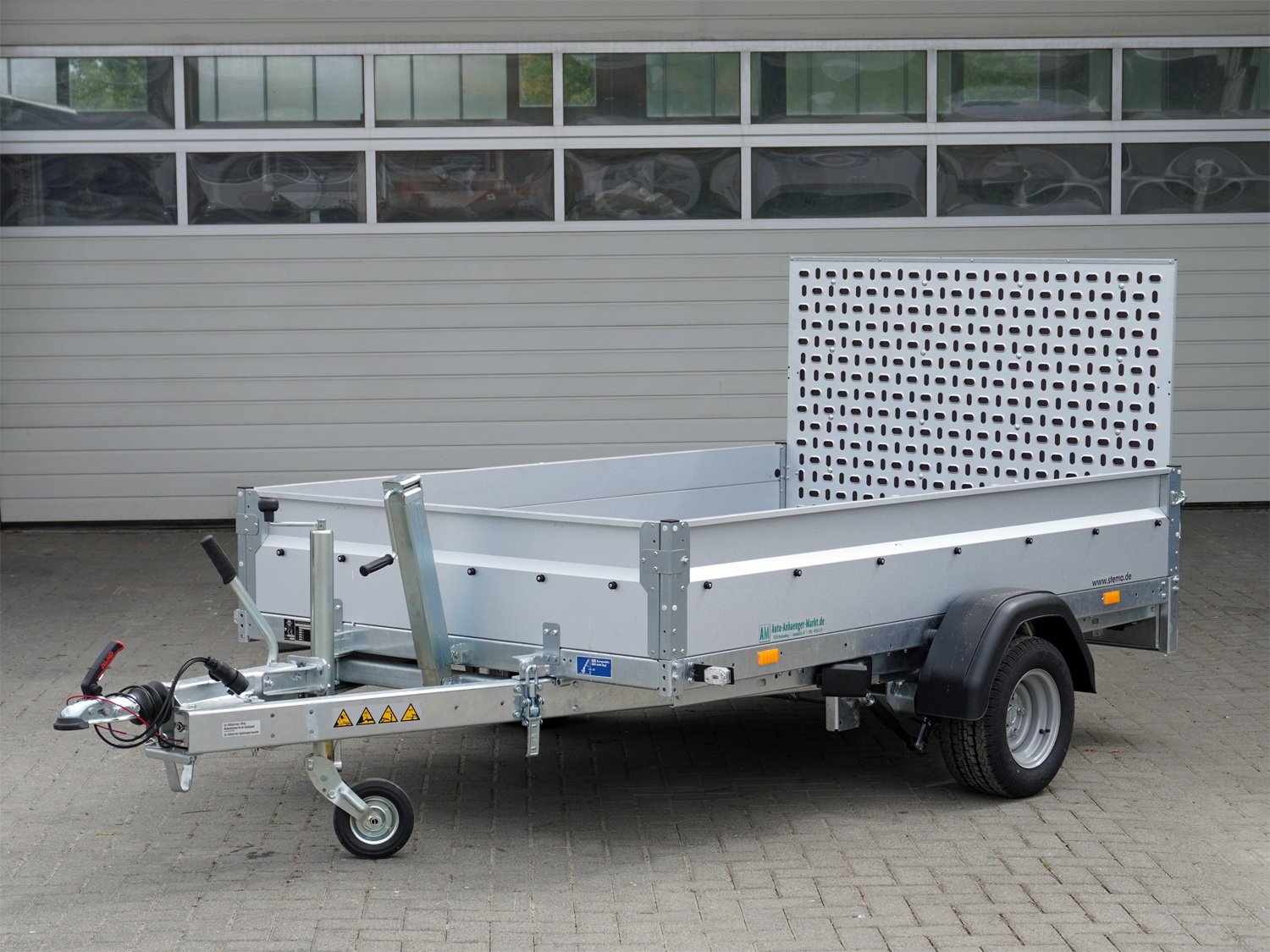 STEMA Kastenanhänger MUT O2 13-25-15.1 – Kippmechanik über Teleskopstütze – Ladefläche 251 × 153 cm – 1300 kg – Einachser – Ansicht 1