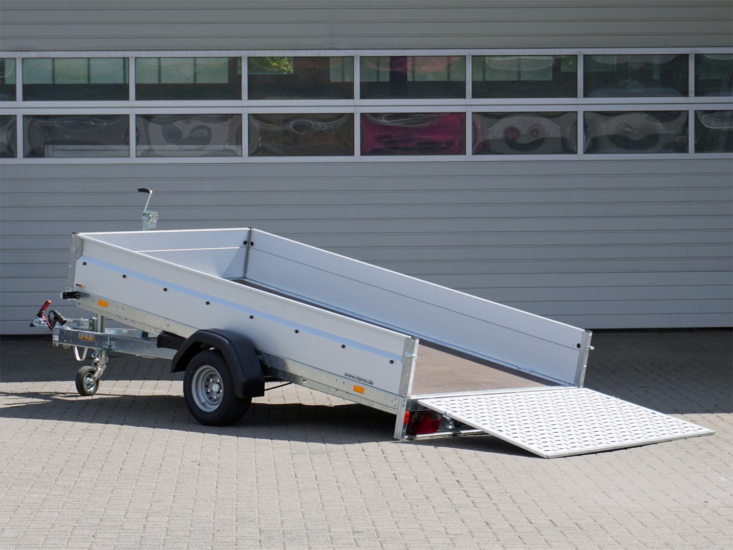 STEMA Kastenanhänger MUT O2 13-30-15.1 – Kippmechanik über Teleskopstütze – Ladefläche 301 × 153 cm – 1300 kg – Einachser – Ansicht 4