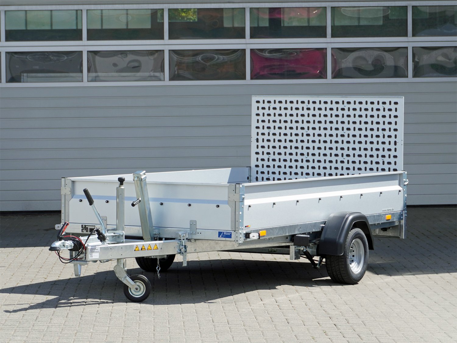 STEMA Kastenanhänger MUT O2 15-30-15.1 – Kippmechanik über Teleskopstütze – Ladefläche 301 × 153 cm – 1500 kg – Einachser – Ansicht 1