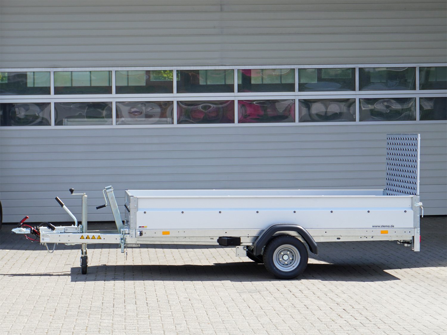 STEMA Kastenanhänger MUT O2 15-30-15.1 – Kippmechanik über Teleskopstütze – Ladefläche 301 × 153 cm – 1500 kg – Einachser – Ansicht 2