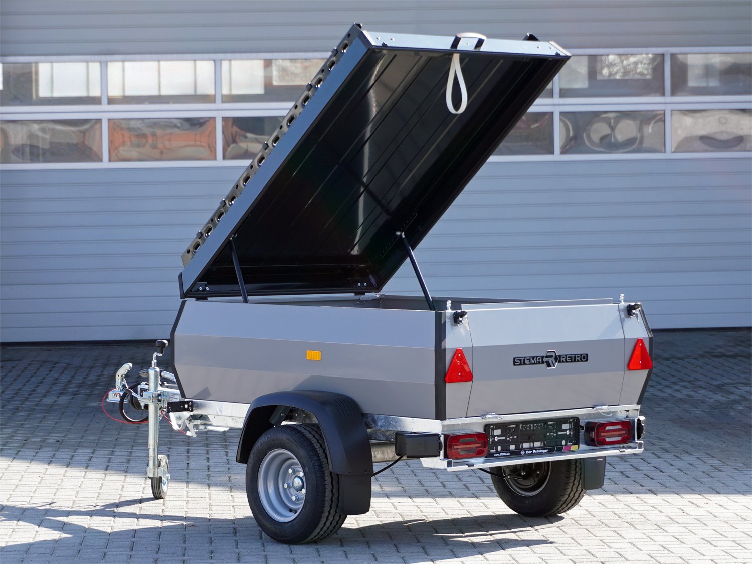 STEMA Kastenanhänger RETRO ADVANCED 750 DELUXE – Deckel, Reling staubgrau mit Deckel inkl. Reling – 750 kg – Einachser – Ansicht 1