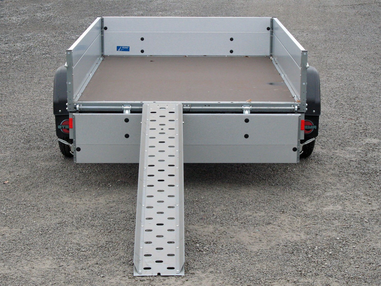 STEMA Kastenanhänger ST O2 13-25-15.1 – Motorradset – Ladefläche 251 × 153 cm – 1300 kg – Einachser – Ansicht 4