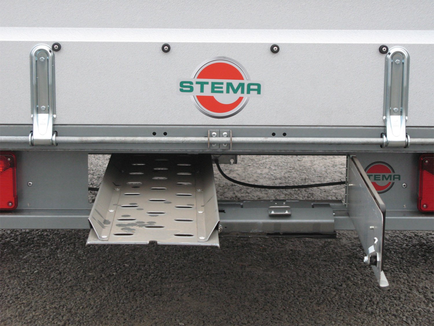STEMA Kastenanhänger ST O2 13-25-15.1 – Motorradset – Ladefläche 251 × 153 cm – 1300 kg – Einachser – Ansicht 5