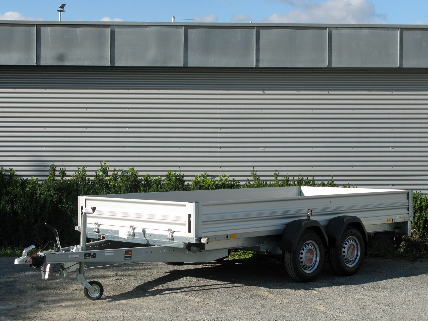 STEMA Kastenanhänger ST O2 27-40-20.2 – Alu-Bordwand – Ladefläche 401 × 203 cm – 2700 kg – Tandemachser – Ansicht 1