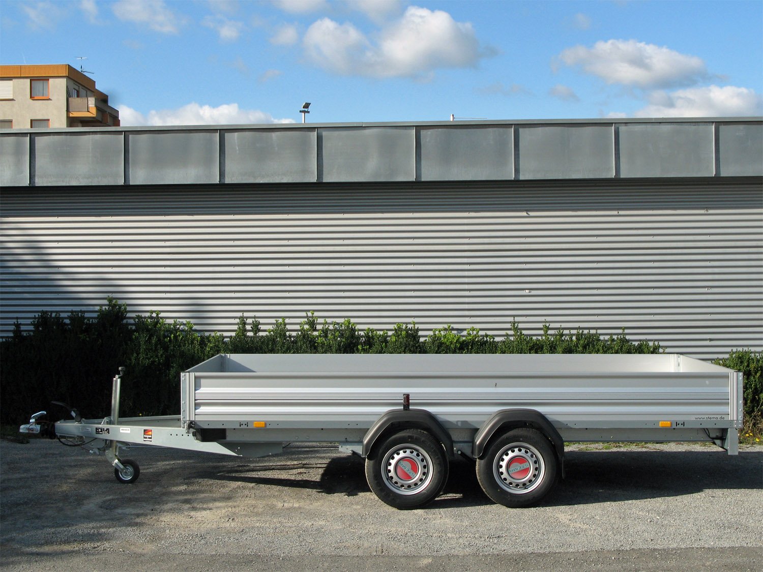 STEMA Kastenanhänger ST O2 27-40-20.2 – Alu-Bordwand – Ladefläche 401 × 203 cm – 2700 kg – Tandemachser – Ansicht 2