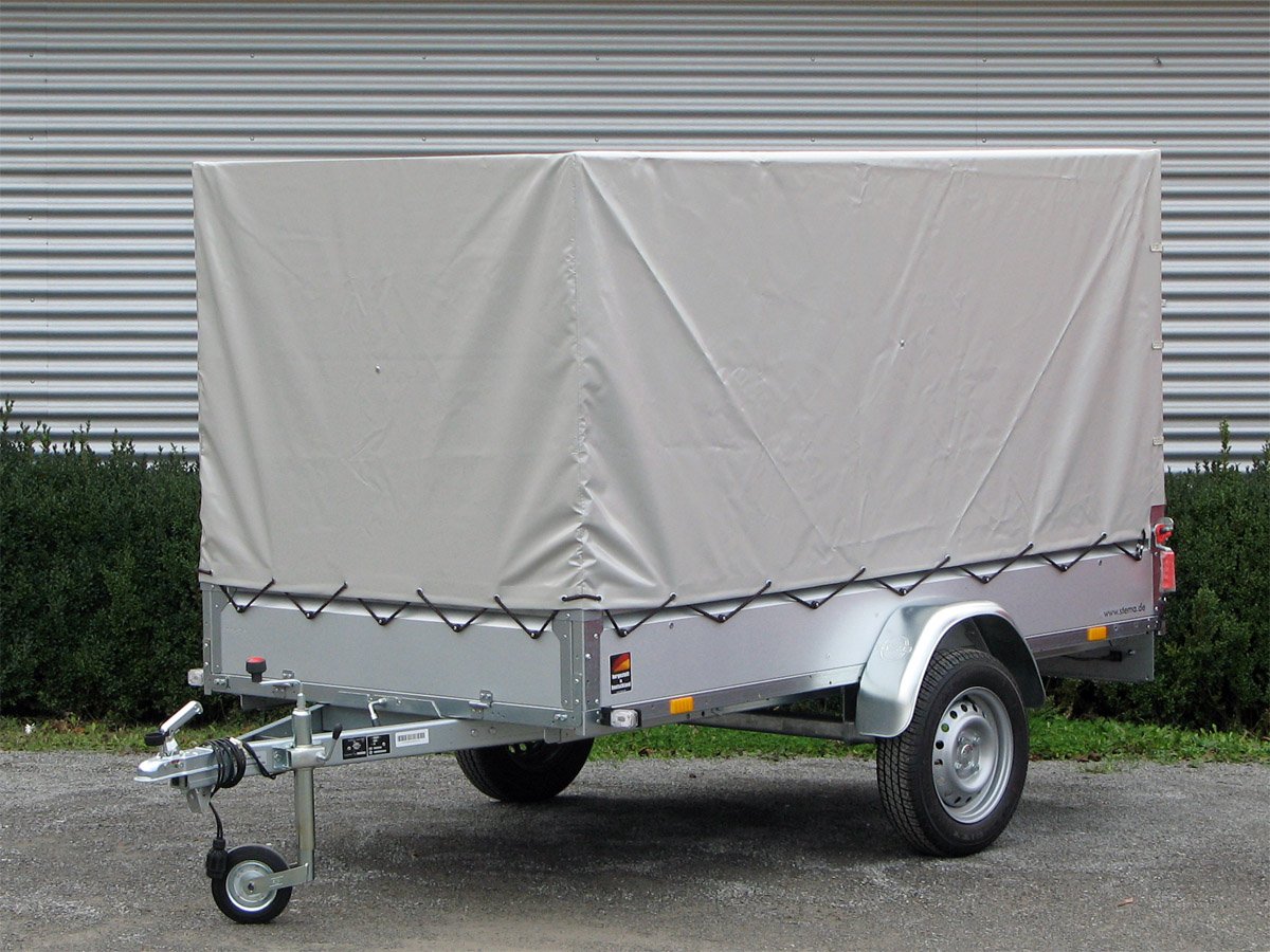 STEMA Kastenanhänger STL 750 O1 7.5-25-13.1 – inkl. Hochplane 100cm Innenhöhe 135 cm – Ladefläche 251 × 128 cm – 750 kg – Einachser – Ansicht 1