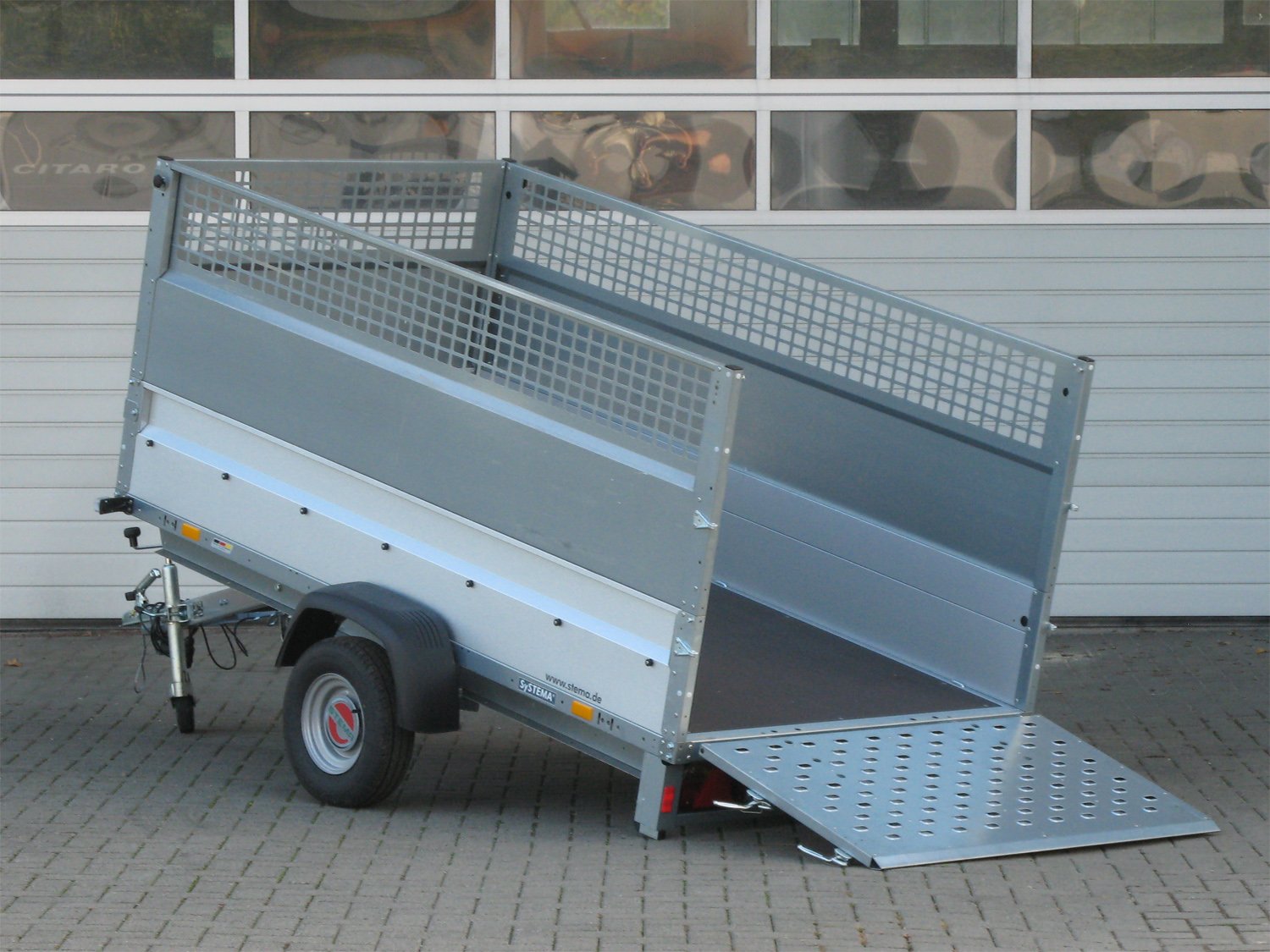 STEMA Kastenanhänger STP O1 7.5-25-13.1 REX 25 – Kippbar mit Auffahrrampe u. Gitteraufsatz – Ladefläche 251 × 128 cm – 750 kg – Einachser – Ansicht 1