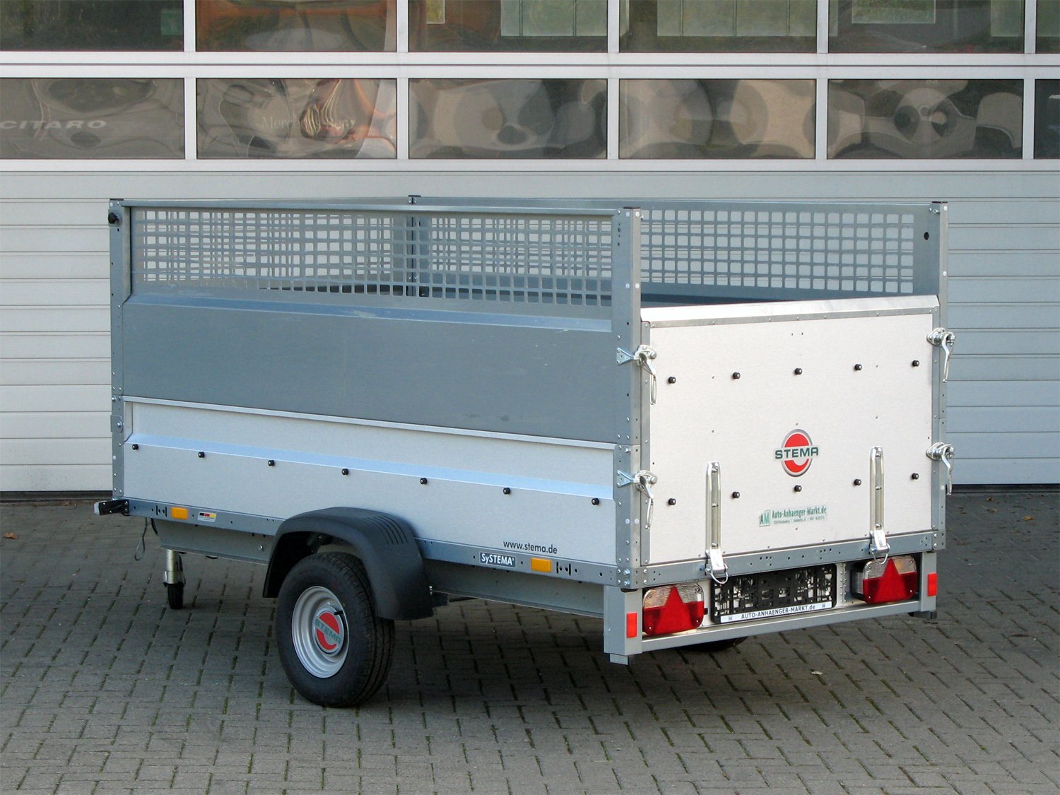 STEMA Kastenanhänger STP O1 7.5-25-13.1 REX 25 – Kippbar mit Auffahrrampe u. Gitteraufsatz – Ladefläche 251 × 128 cm – 750 kg – Einachser – Ansicht 2