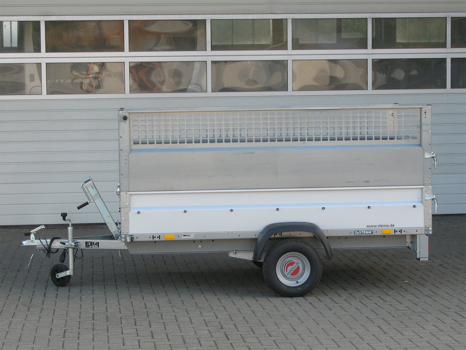 STEMA Kastenanhänger STP O1 7.5-25-13.1 REX 25 – Kippbar mit Auffahrrampe u. Gitteraufsatz – Ladefläche 251 × 128 cm – 750 kg – Einachser – Ansicht 3