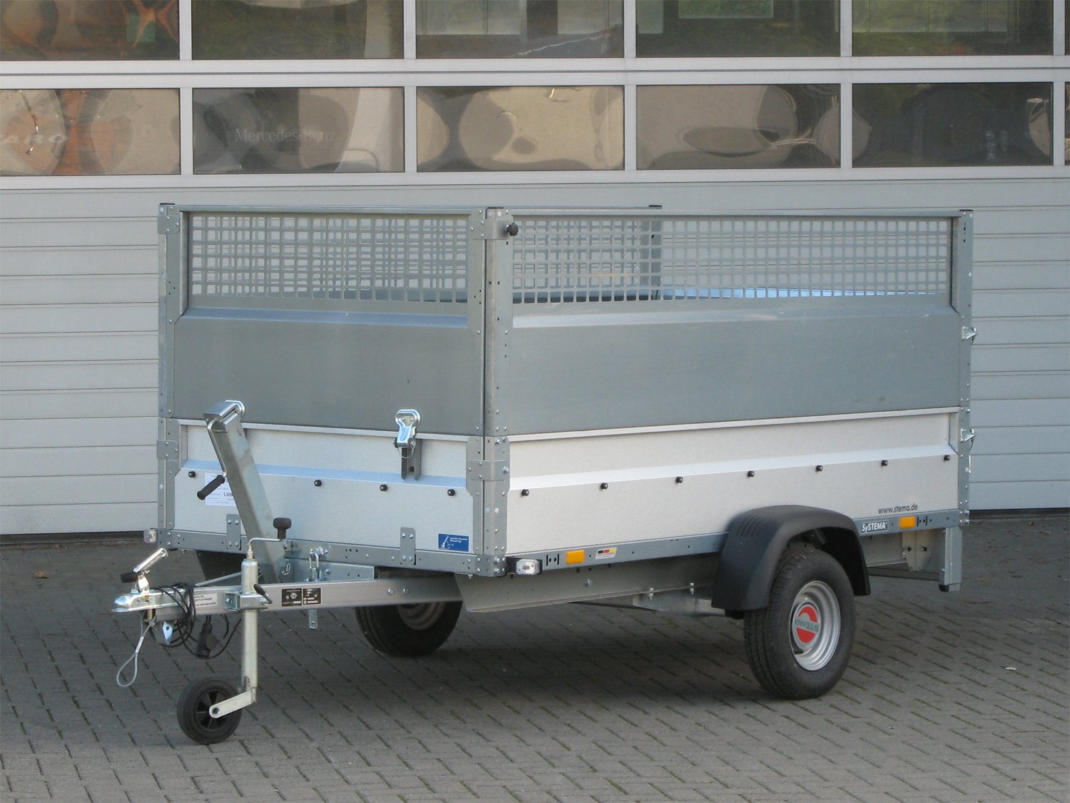 STEMA Kastenanhänger STP O1 7.5-25-13.1 REX 25 – Kippbar mit Auffahrrampe u. Gitteraufsatz – Ladefläche 251 × 128 cm – 750 kg – Einachser – Ansicht 4