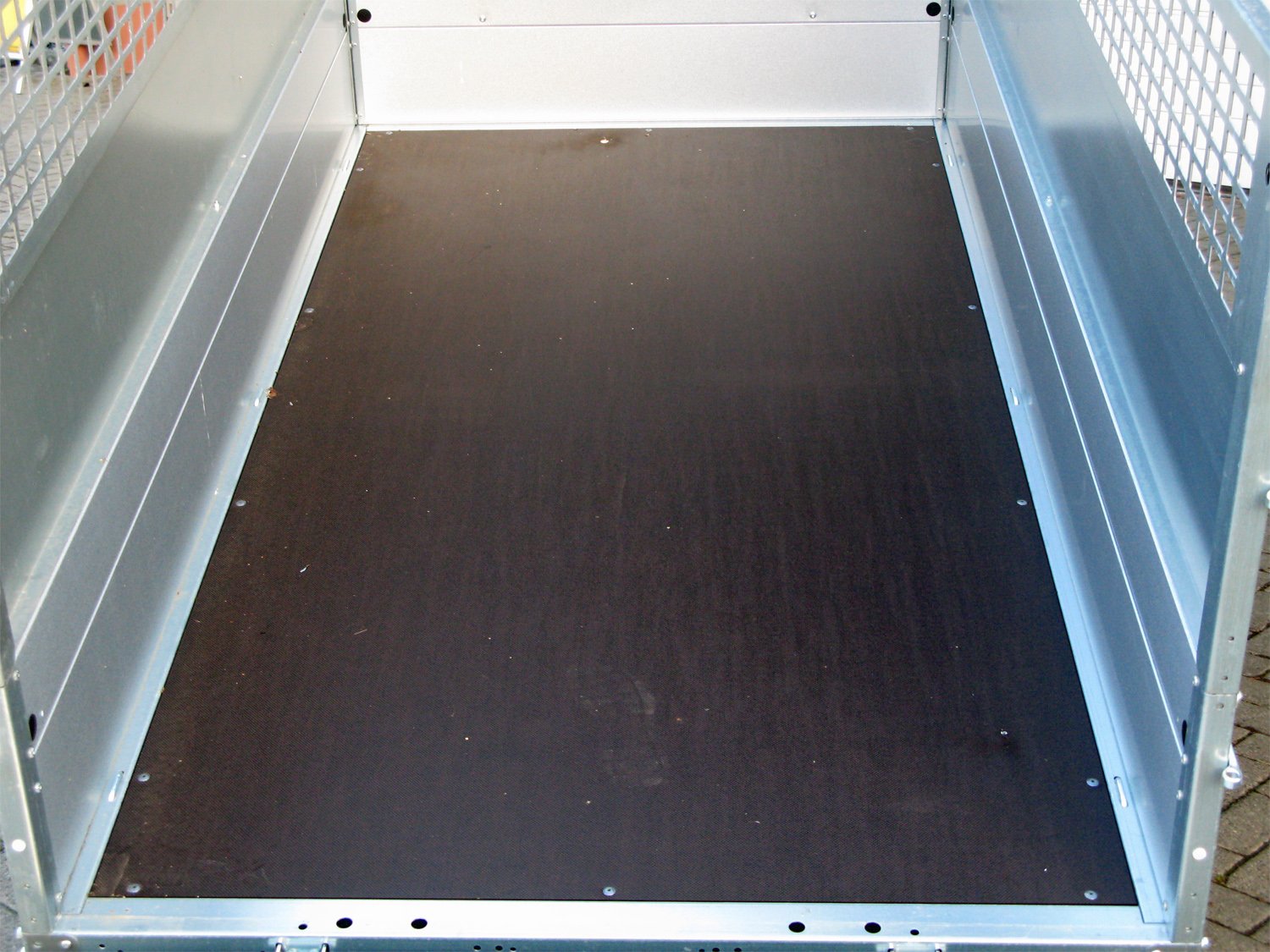 STEMA Kastenanhänger STP O1 7.5-25-13.1 REX 25 – Kippbar mit Auffahrrampe u. Gitteraufsatz – Ladefläche 251 × 128 cm – 750 kg – Einachser – Ansicht 5