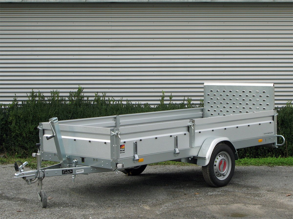 STEMA Kastenanhänger STP O1 7.5-30-13.1 REX 30 – geteilte Bordwand - Kippmechanik mit Auffahrrampe – Ladefläche 301 × 128 cm – 750 kg – Einachser – Ansicht 1