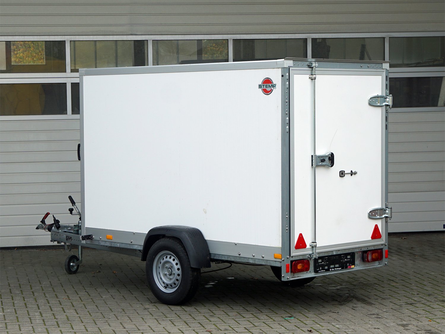 STEMA Kofferanhänger P-BOX STPK O2 13-25-13.1.P15.1 – Hecktür – Ladefläche 255 × 132 cm – 1300 kg – Einachser – Ansicht 1
