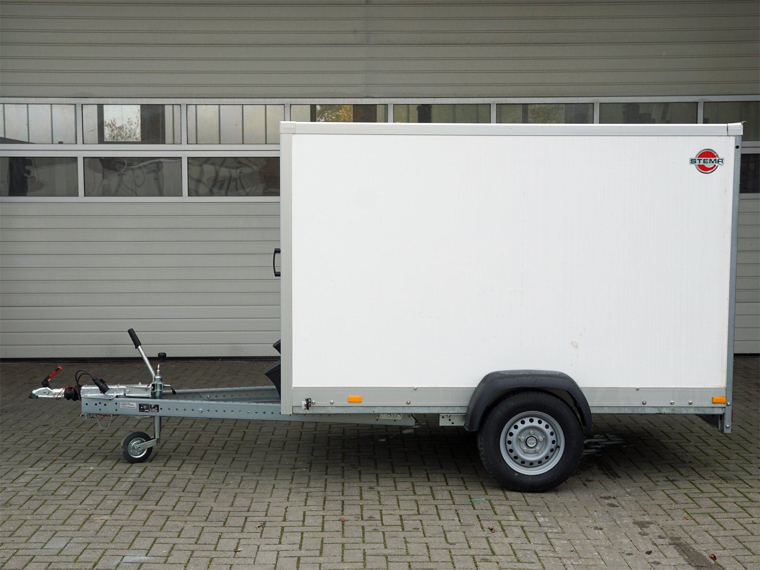 STEMA Kofferanhänger P-BOX STPK O2 13-25-13.1.P15.1 – Hecktür – Ladefläche 255 × 132 cm – 1300 kg – Einachser – Ansicht 2
