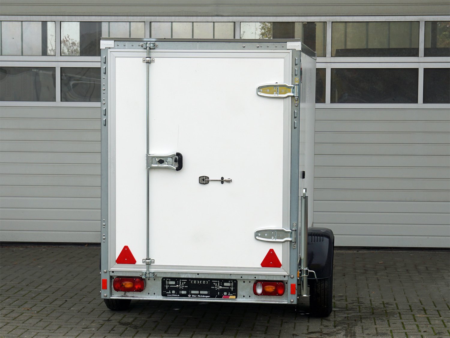 STEMA Kofferanhänger P-BOX STPK O2 13-25-13.1.P15.1 – Hecktür – Ladefläche 255 × 132 cm – 1300 kg – Einachser – Ansicht 4