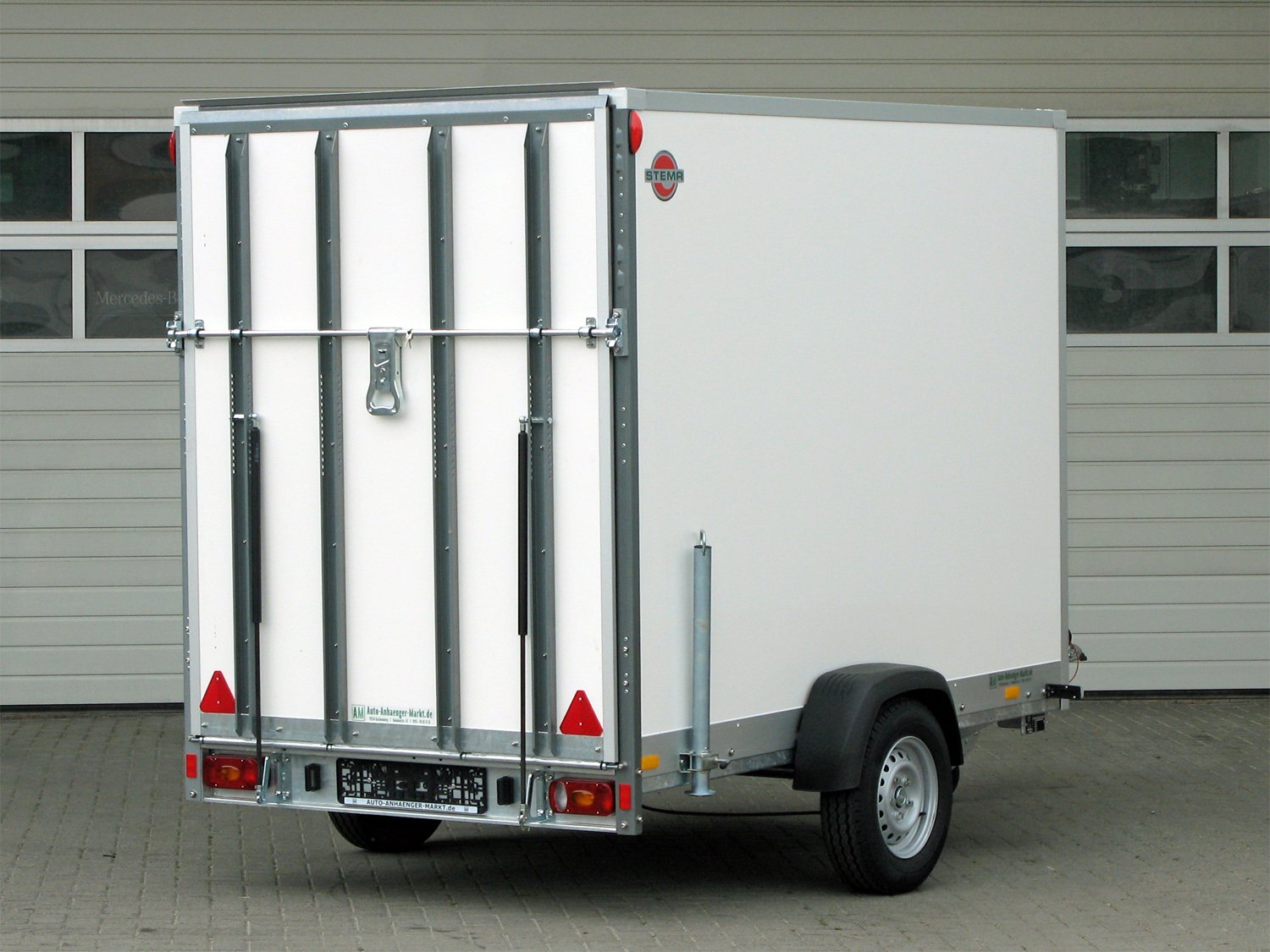 STEMA Kofferanhänger P-BOX STPK O2 13-25-15.1.P18.1 – Rampe – Ladefläche 255 × 157 cm – 1300 kg – Einachser – Ansicht 1