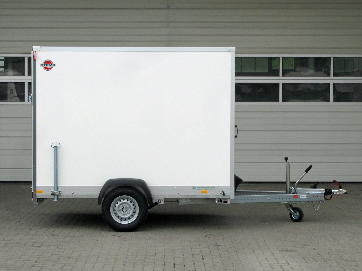STEMA Kofferanhänger P-BOX STPK O2 13-25-15.1.P18.1 – Rampe – Ladefläche 255 × 157 cm – 1300 kg – Einachser – Ansicht 2