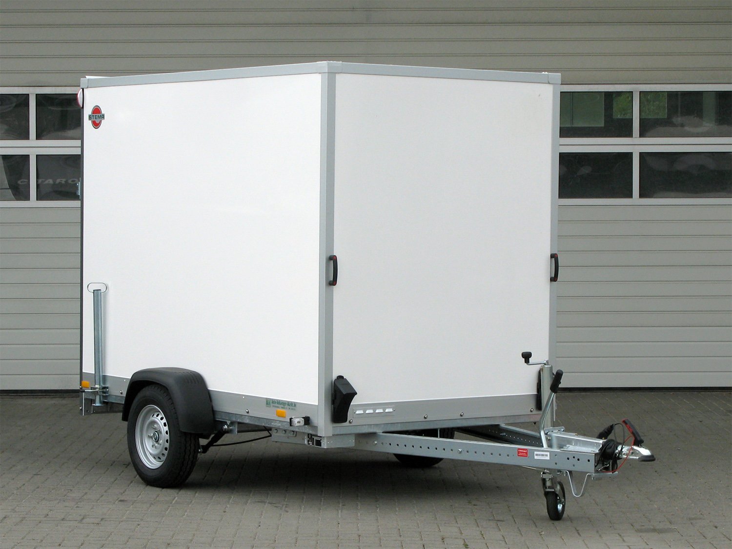 STEMA Kofferanhänger P-BOX STPK O2 13-25-15.1.P18.1 – Rampe – Ladefläche 255 × 157 cm – 1300 kg – Einachser – Ansicht 3