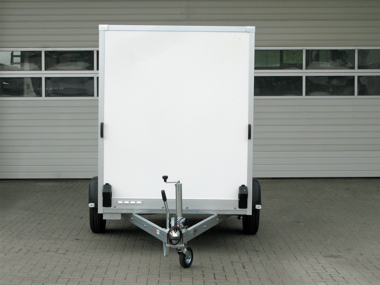 STEMA Kofferanhänger P-BOX STPK O2 13-25-15.1.P18.1 – Rampe – Ladefläche 255 × 157 cm – 1300 kg – Einachser – Ansicht 4