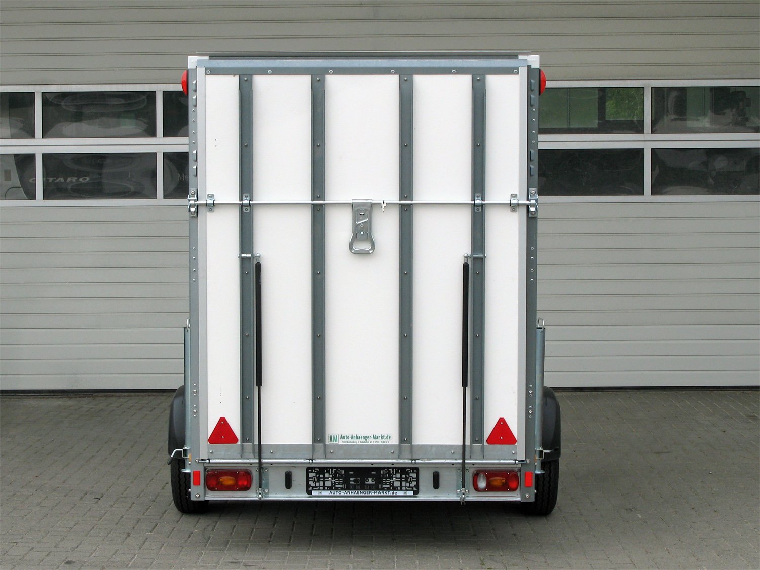 STEMA Kofferanhänger P-BOX STPK O2 13-25-15.1.P18.1 – Rampe – Ladefläche 255 × 157 cm – 1300 kg – Einachser – Ansicht 5