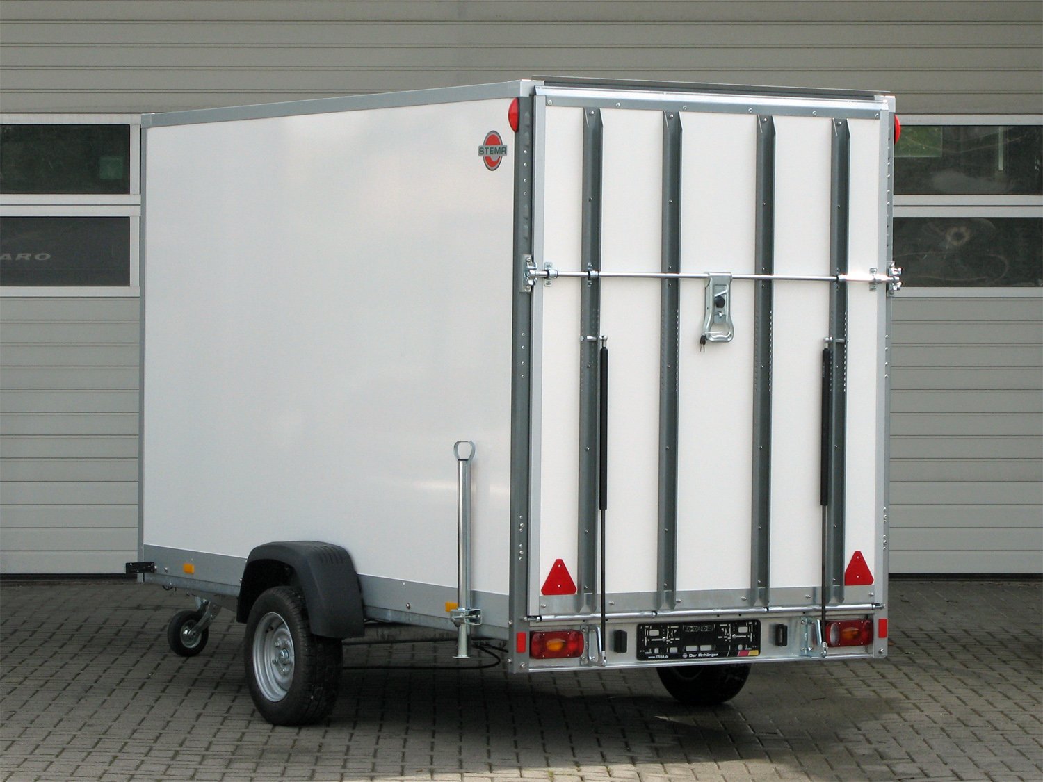 STEMA Kofferanhänger P-BOX STPK O2 13-25-18.1.P18.2 – Rampe – Ladefläche 255 × 186,5 cm – 1300 kg – Einachser – Ansicht 2