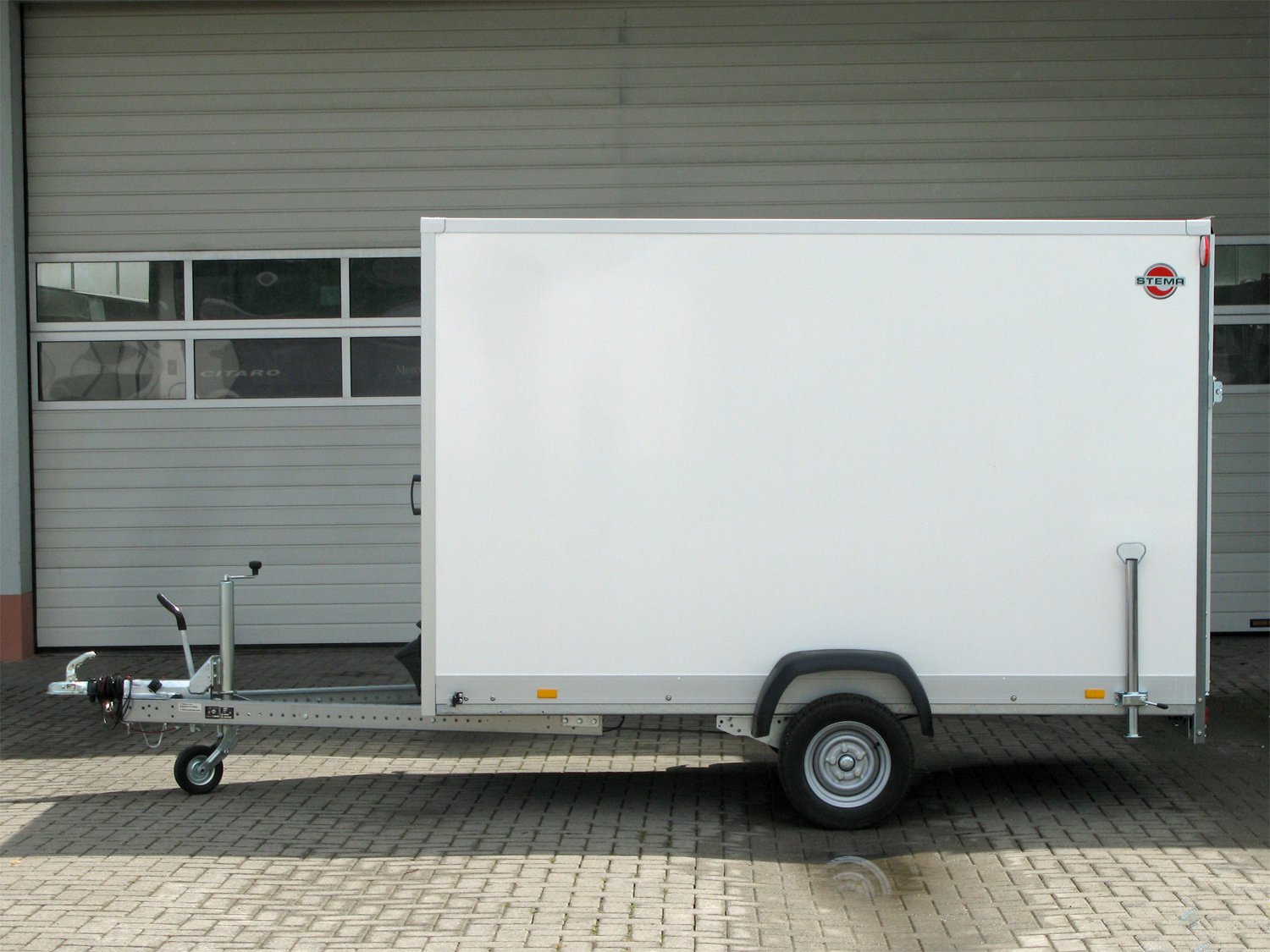 STEMA Kofferanhänger P-BOX STPK O2 15-30-18.1.P15.2 – Rampe – Ladefläche 305 × 186,5 cm – 1500 kg – Einachser – Ansicht 3