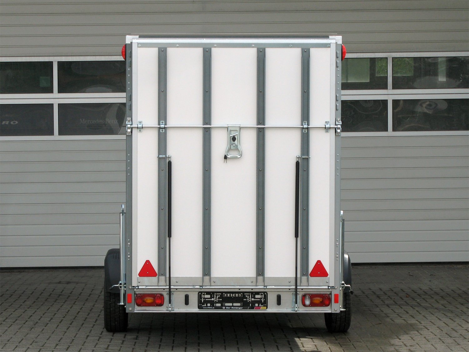 STEMA Kofferanhänger P-BOX STPK O2 15-30-18.1.P15.2 – Rampe – Ladefläche 305 × 186,5 cm – 1500 kg – Einachser – Ansicht 5