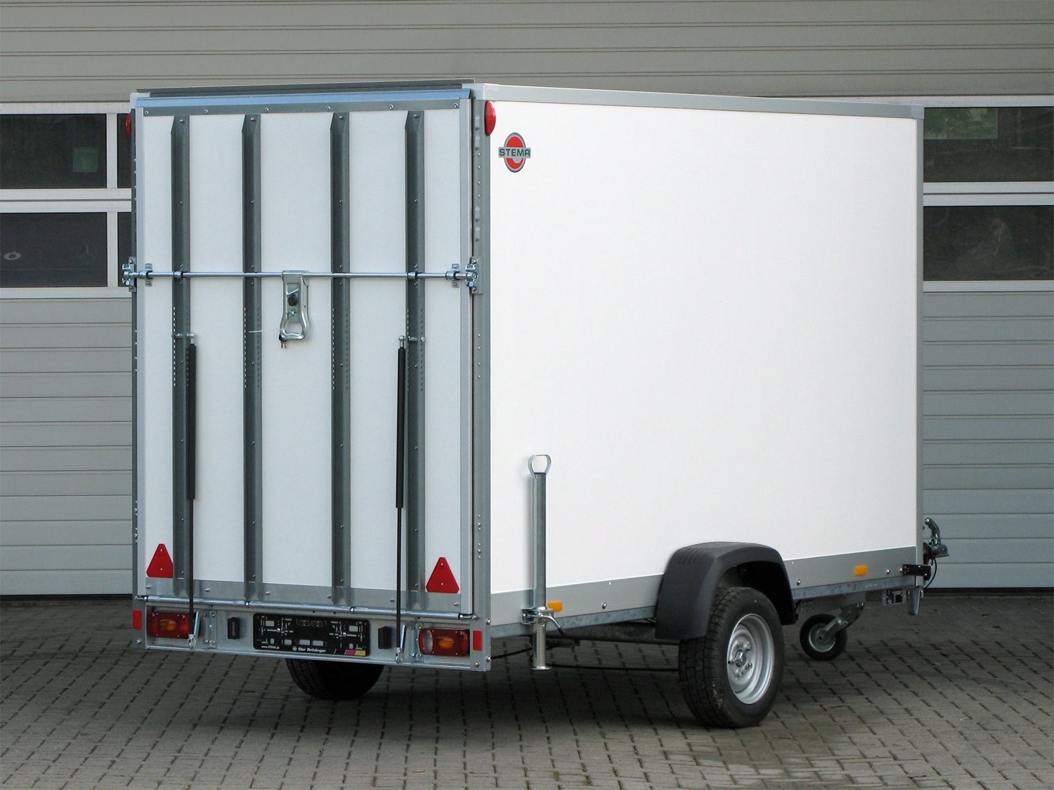 STEMA Kofferanhänger P-BOX STPK O2 15-30-18.1.P18.2 – Rampe – Ladefläche 305 × 186,5 cm – 1500 kg – Einachser – Ansicht 1
