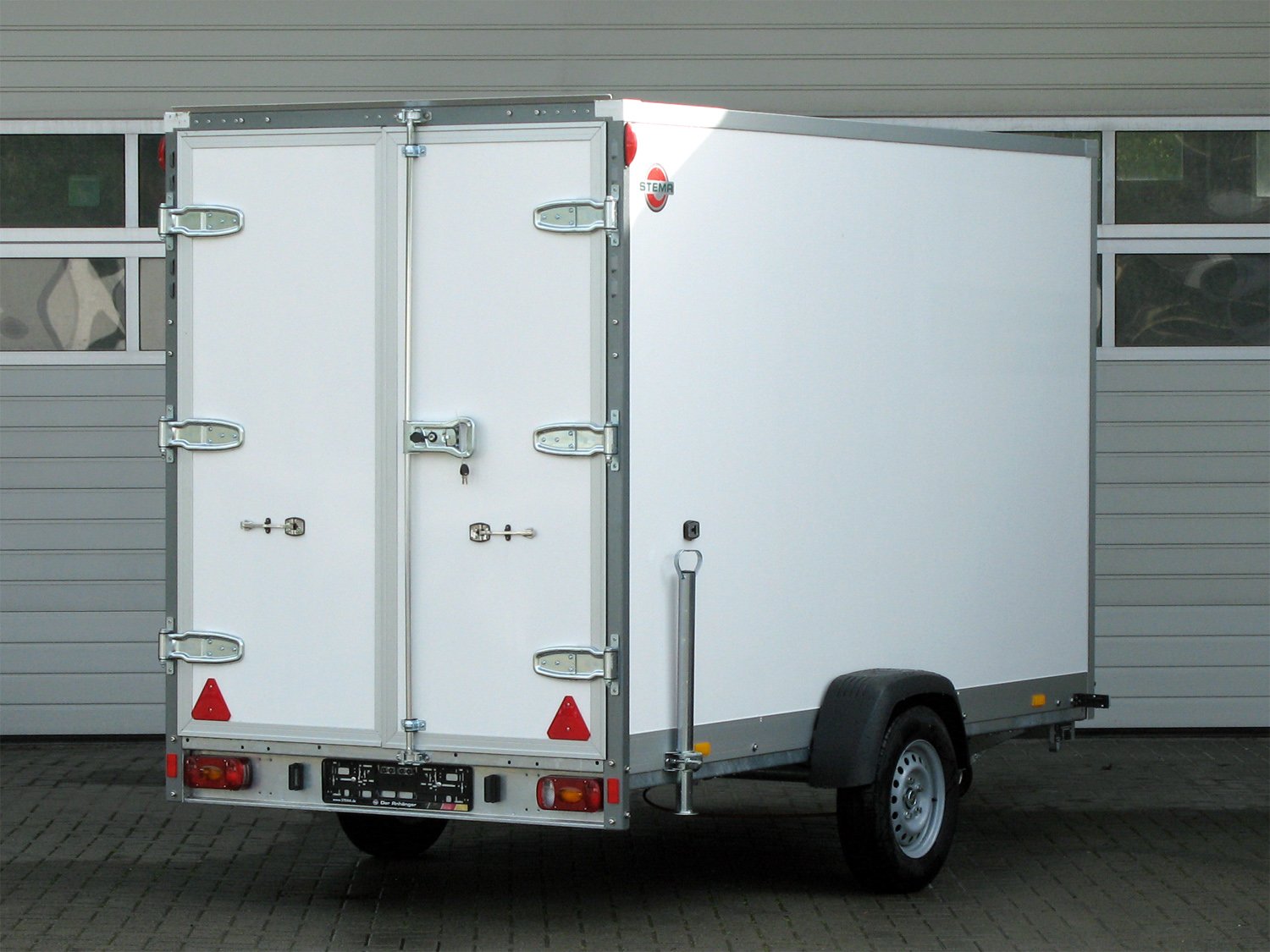 STEMA Kofferanhänger P-BOX STPK O2 18-30-18.1.P18.2 – Flügeltüren – Ladefläche 305 × 186,5 cm – 1800 kg – Einachser – Ansicht 1