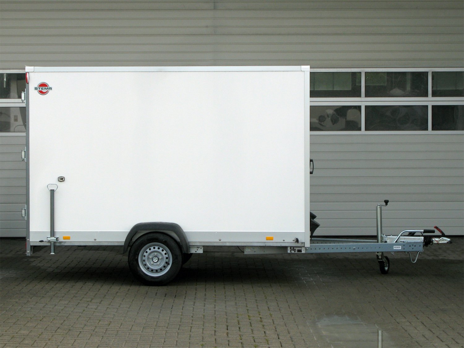 STEMA Kofferanhänger P-BOX STPK O2 18-30-18.1.P18.2 – Flügeltüren – Ladefläche 305 × 186,5 cm – 1800 kg – Einachser – Ansicht 2