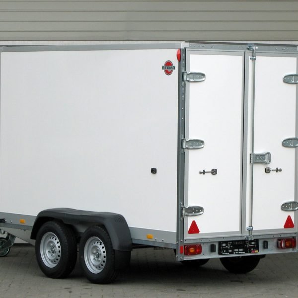 STEMA Kofferanhänger P-BOX STPK O2 20-30-15.2.P18.2 – Flügeltüren – Ladefläche 305 × 157 cm – 2000 kg – Tandemachser – Ansicht 1