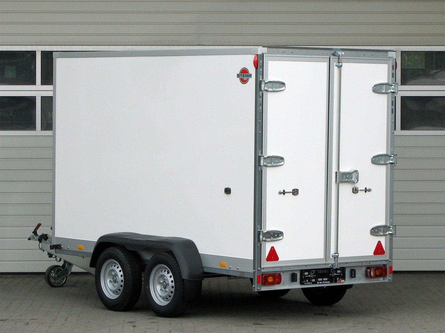 STEMA Kofferanhänger P-BOX STPK O2 20-30-15.2.P18.2 – Flügeltüren – Ladefläche 305 × 157 cm – 2000 kg – Tandemachser – Ansicht 1