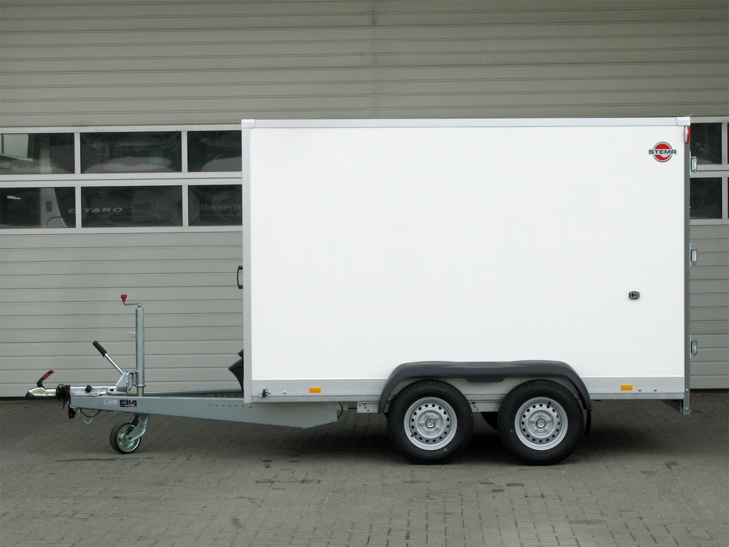 STEMA Kofferanhänger P-BOX STPK O2 20-30-15.2.P18.2 – Flügeltüren – Ladefläche 305 × 157 cm – 2000 kg – Tandemachser – Ansicht 2