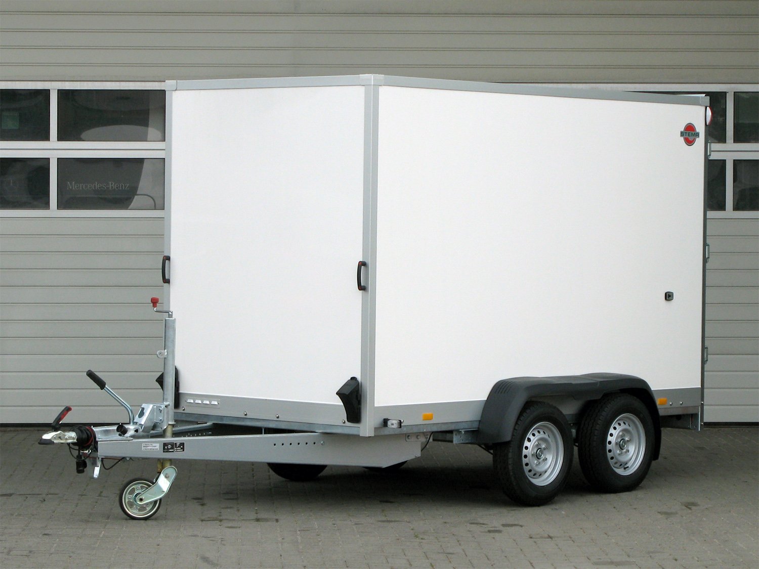 STEMA Kofferanhänger P-BOX STPK O2 20-30-15.2.P18.2 – Flügeltüren – Ladefläche 305 × 157 cm – 2000 kg – Tandemachser – Ansicht 3