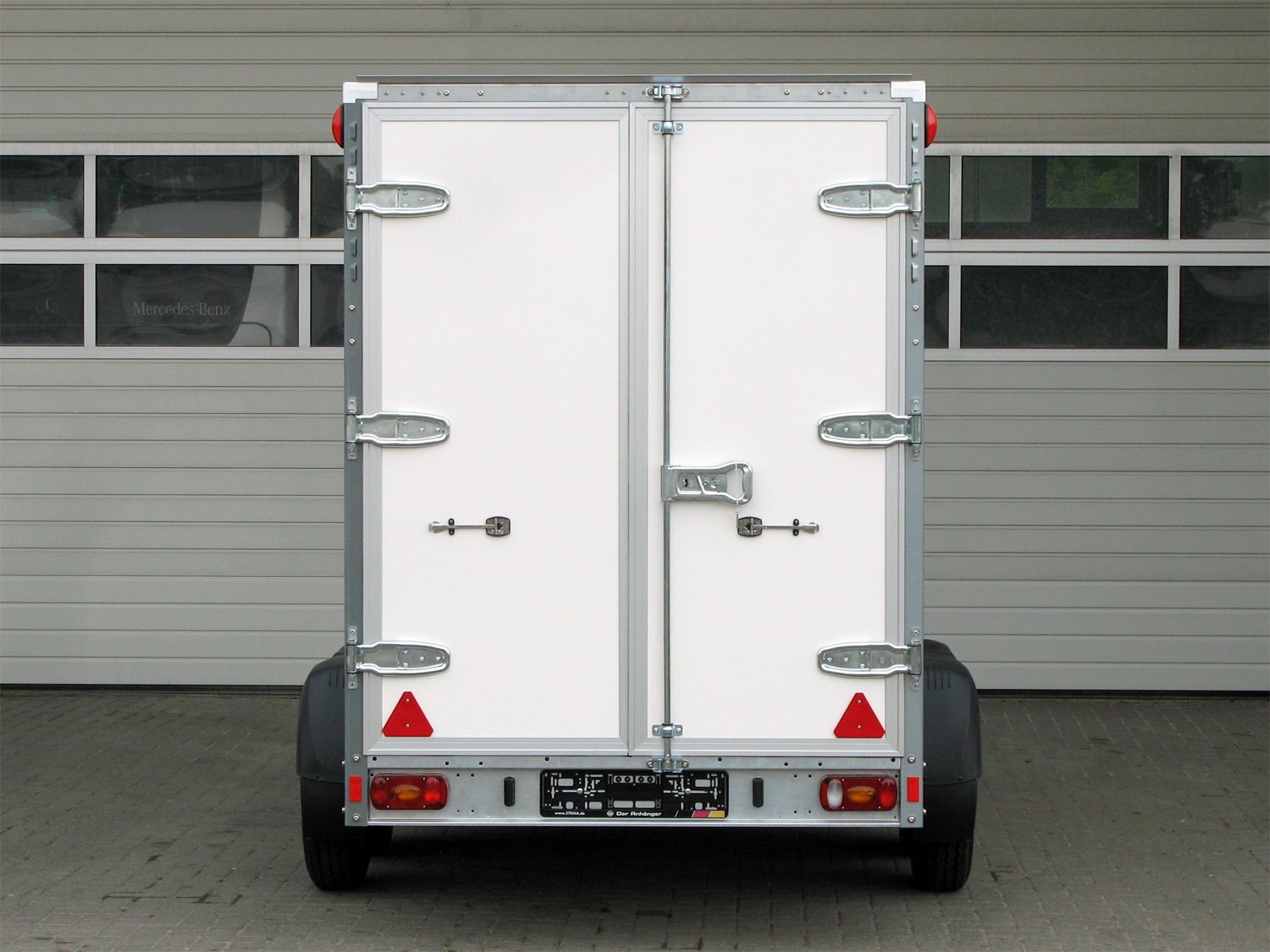 STEMA Kofferanhänger P-BOX STPK O2 20-30-15.2.P18.2 – Flügeltüren – Ladefläche 305 × 157 cm – 2000 kg – Tandemachser – Ansicht 4