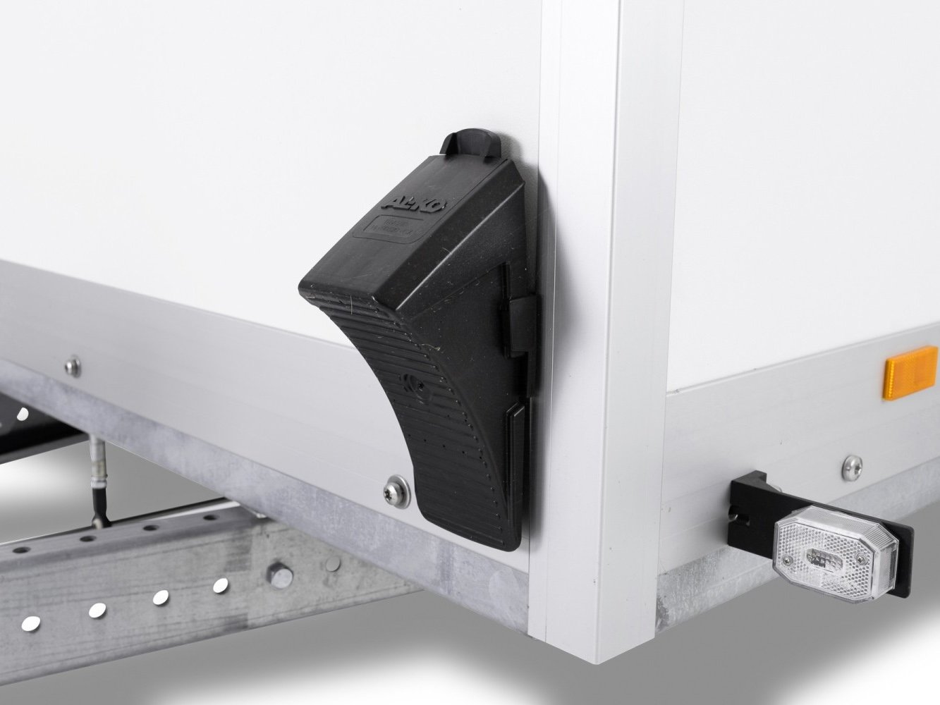 STEMA Kofferanhänger P-BOX STPK O2 27-25-15.2.P15.1 – Rampe – Ladefläche 255 × 157 cm – 2700 kg – Tandemachser – Ansicht 3