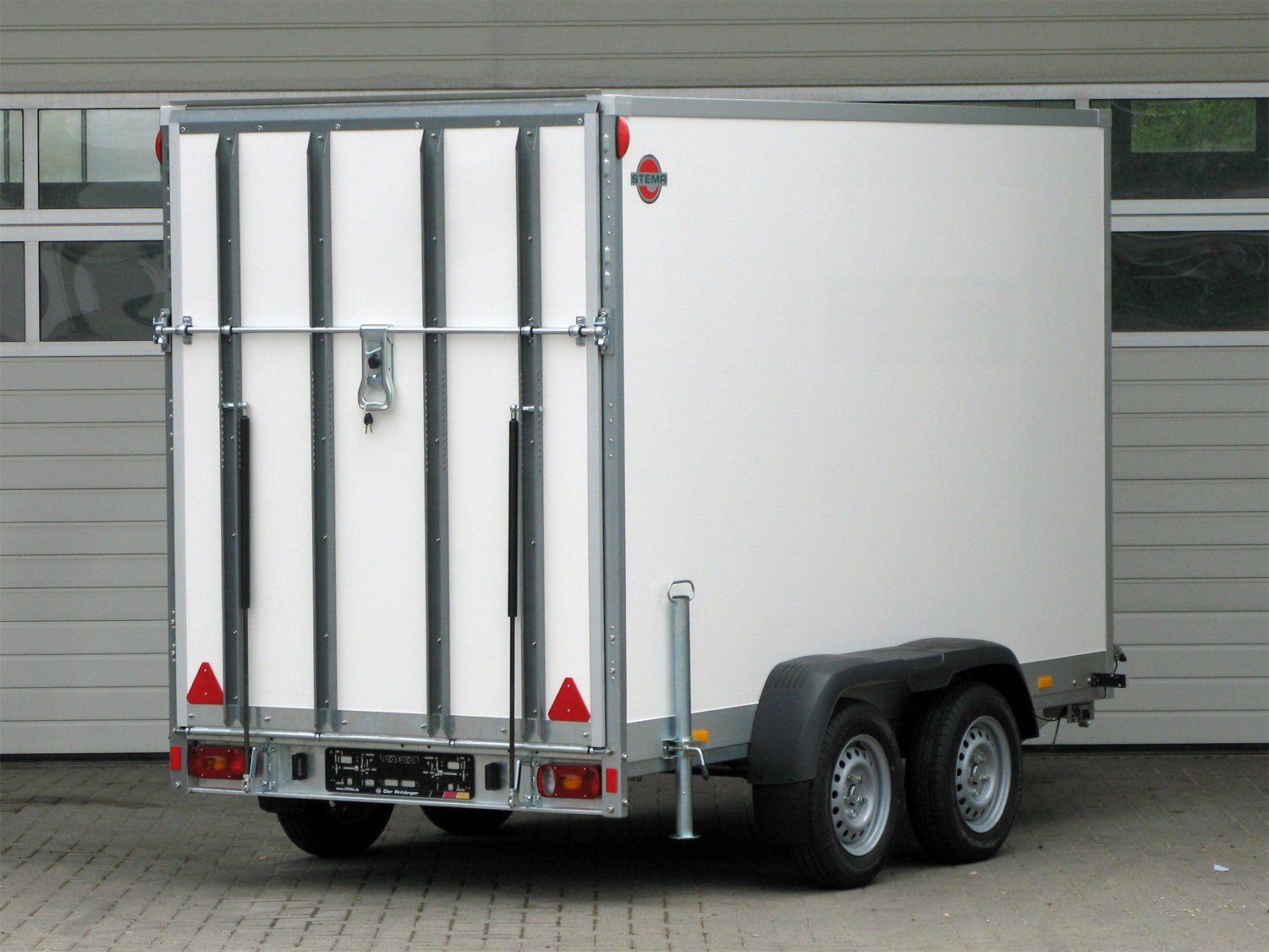 STEMA Kofferanhänger P-BOX STPK O2 27-30-15.2.P18.1 – Rampe – Ladefläche 305 × 157 cm – 2700 kg – Tandemachser – Ansicht 1