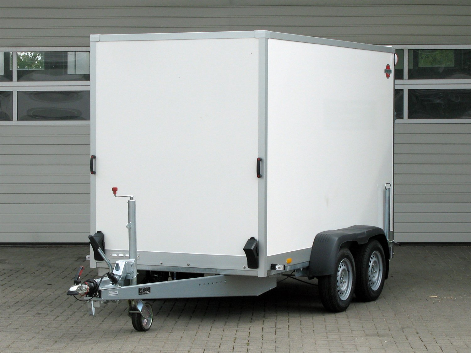 STEMA Kofferanhänger P-BOX STPK O2 27-30-15.2.P18.1 – Rampe – Ladefläche 305 × 157 cm – 2700 kg – Tandemachser – Ansicht 2