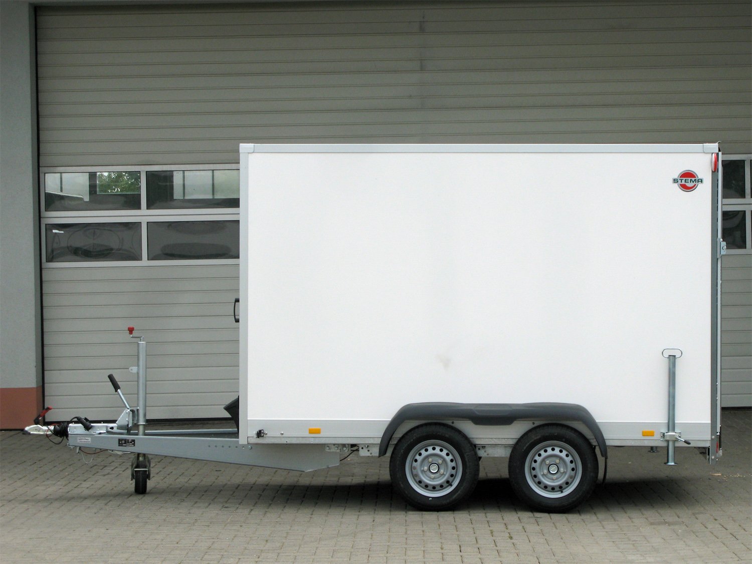 STEMA Kofferanhänger P-BOX STPK O2 27-30-15.2.P18.1 – Rampe – Ladefläche 305 × 157 cm – 2700 kg – Tandemachser – Ansicht 3