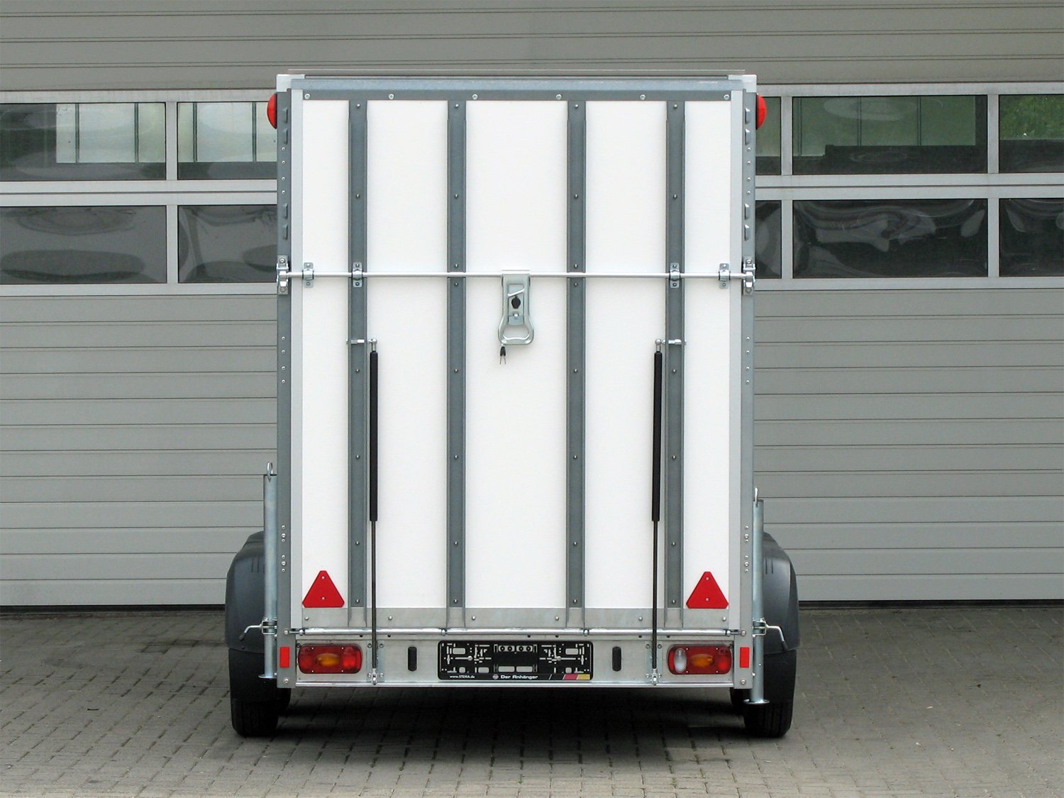 STEMA Kofferanhänger P-BOX STPK O2 27-30-15.2.P18.1 – Rampe – Ladefläche 305 × 157 cm – 2700 kg – Tandemachser – Ansicht 4