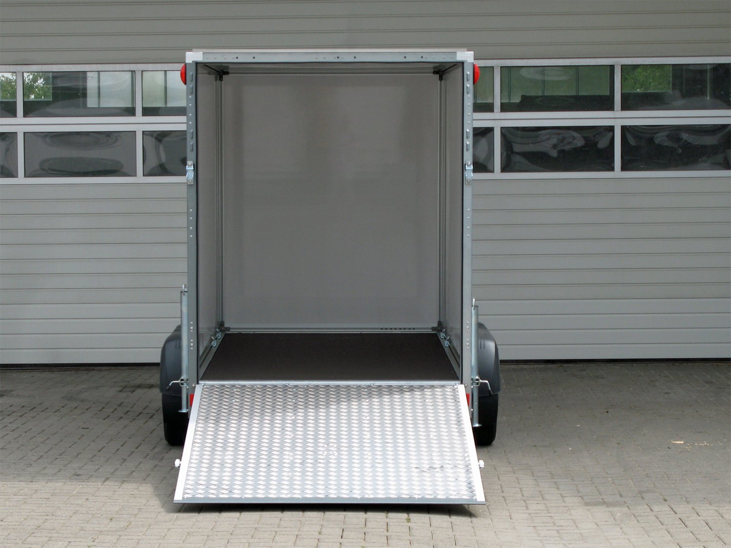 STEMA Kofferanhänger P-BOX STPK O2 27-30-15.2.P18.1 – Rampe – Ladefläche 305 × 157 cm – 2700 kg – Tandemachser – Ansicht 5