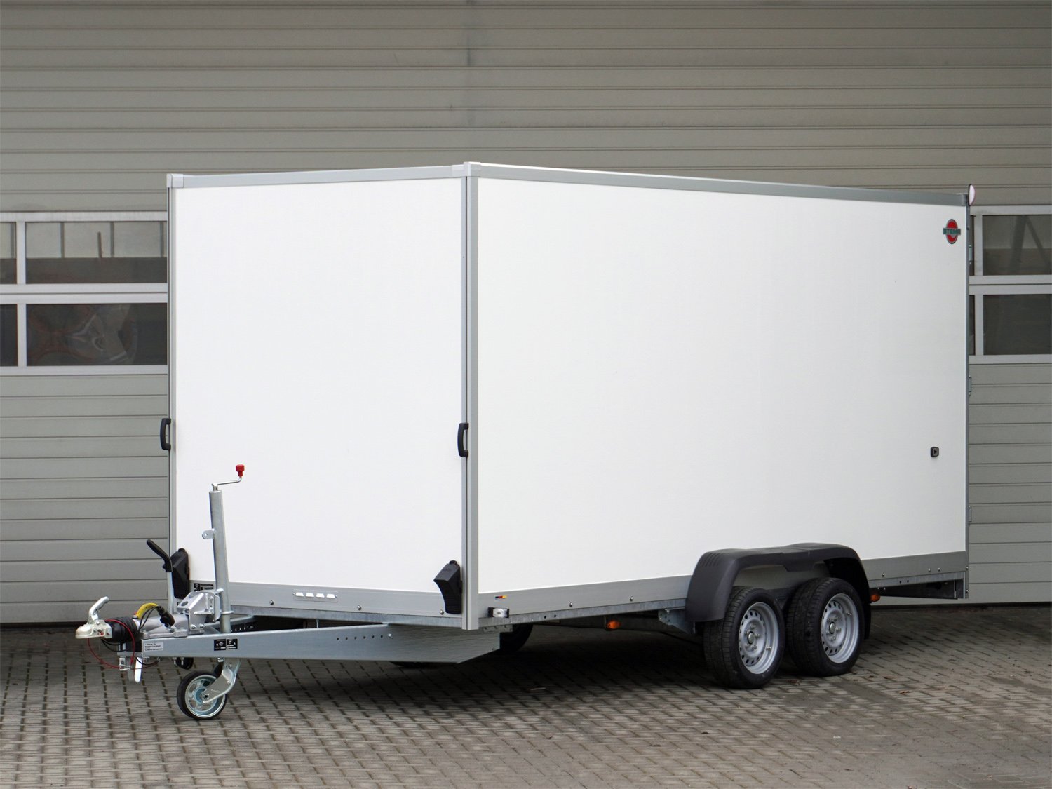 STEMA Kofferanhänger P-BOX STPK O2 30-46-18.2.P20.2 – Rampe – Ladefläche 452 × 186,5 cm – 3000 kg – Tandemachser – Ansicht 1