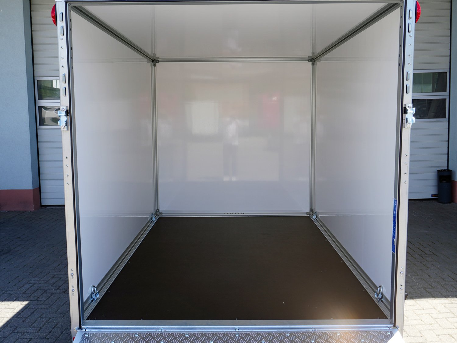 STEMA Kofferanhänger P-BOX STPK O2 30-46-18.2.P20.2 – Rampe – Ladefläche 452 × 186,5 cm – 3000 kg – Tandemachser – Ansicht 3