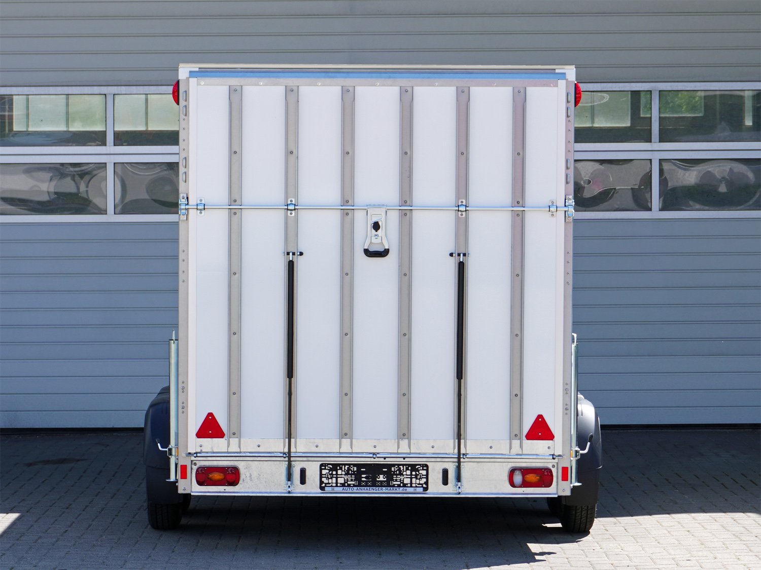 STEMA Kofferanhänger P-BOX STPK O2 35-46-18.2.P20.2 – Rampe – Ladefläche 452 × 186,5 cm – 3500 kg – Tandemachser – Ansicht 2