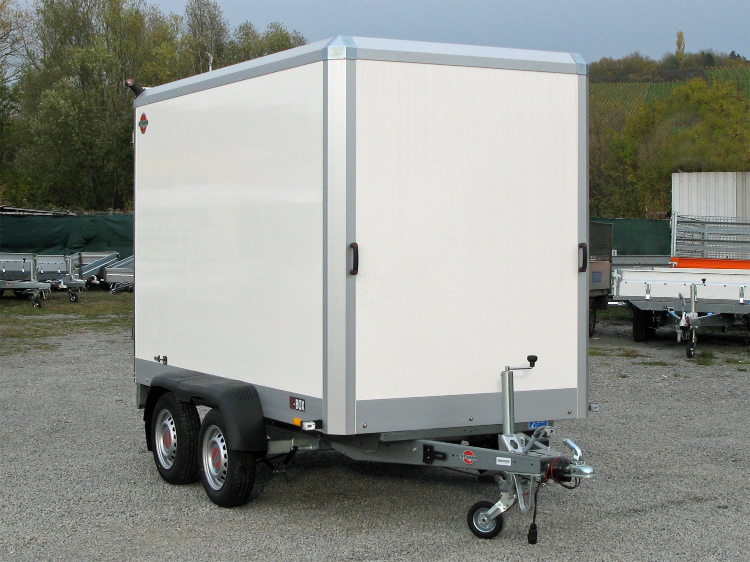 STEMA Kofferanhänger S-BOX STPK O2 27-25-15.2.S18.2 – Ladefläche 250 × 149 cm – 2700 kg – Tandemachser – Ansicht 1