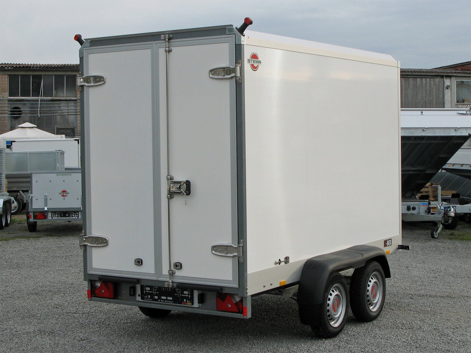 STEMA Kofferanhänger S-BOX STPK O2 27-25-15.2.S18.2 – Ladefläche 250 × 149 cm – 2700 kg – Tandemachser – Ansicht 2