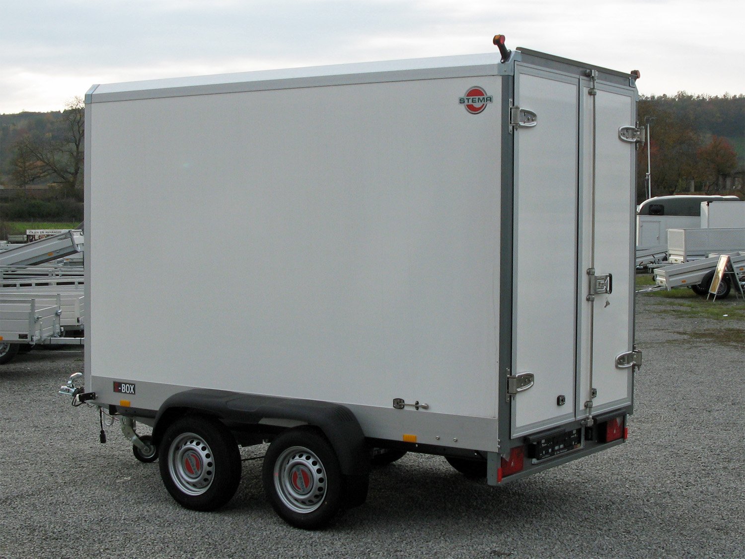 STEMA Kofferanhänger S-BOX STPK O2 27-25-15.2.S18.2 – Ladefläche 250 × 149 cm – 2700 kg – Tandemachser – Ansicht 3