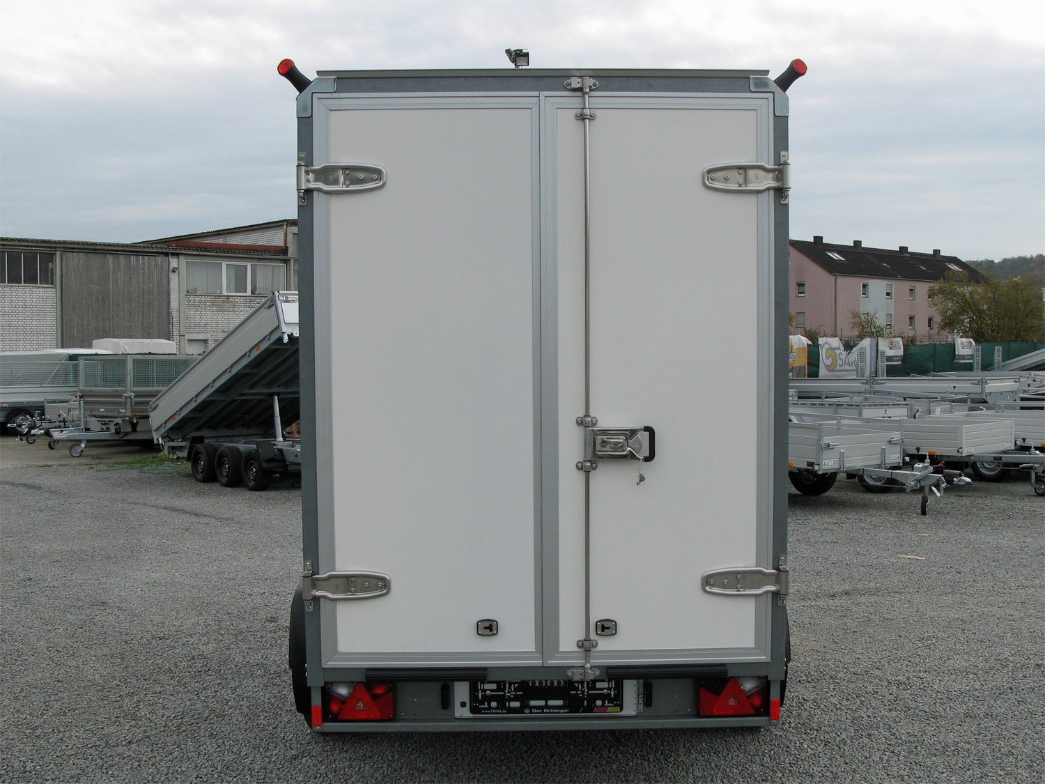 STEMA Kofferanhänger S-BOX STPK O2 27-25-15.2.S18.2 – Ladefläche 250 × 149 cm – 2700 kg – Tandemachser – Ansicht 4